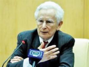 Ahmed Mahiou. Professeur agrégé et ancien doyen de la faculté de droit d’Alger:  «Un autre mandat ou la prolongation de l’actuel aura de graves conséquences»