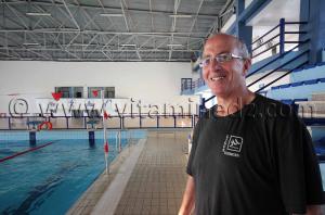 Tlemcen - Natation Mr Bendiouis Fethi entraineur Equipe de nageurs du WAT à la Piscine olympique de Tlemcen