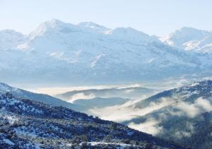 Haizer (Bouira) - Ahmed Benbitour invité par l’Association Tikjda: “Redonner ses lettres de noblesse au tourisme”