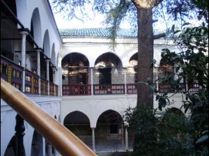 Constantine - Palais Ahmed Bey: Un coup de balai et des caméras de surveillance