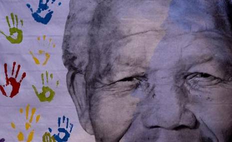 Afrique - Mandela sourit et fête ses 95 ans à l'hôpital en famille