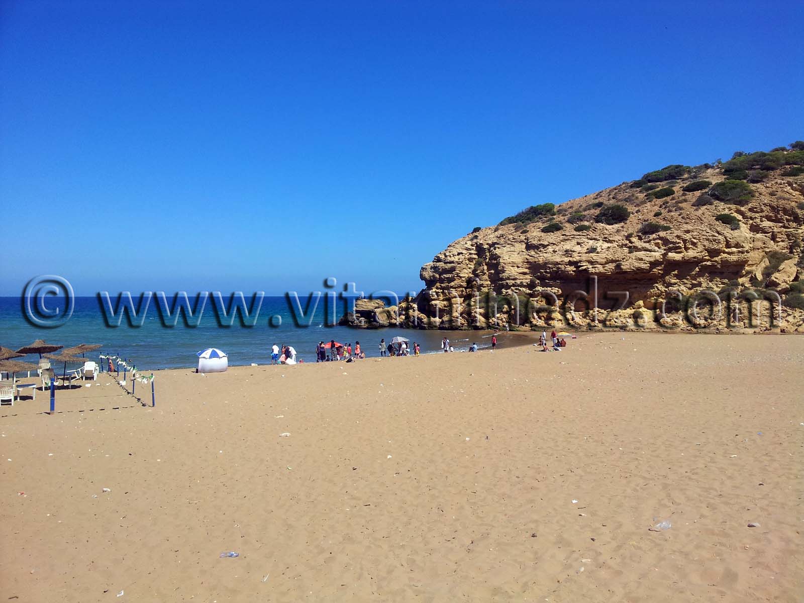 La plage de Sidi Djelloul, l’ancienne Camerata ou Fons Camerata a abrité un port au temps des Romains comme en témoignent des vestiges conservées au musée d’Oran.