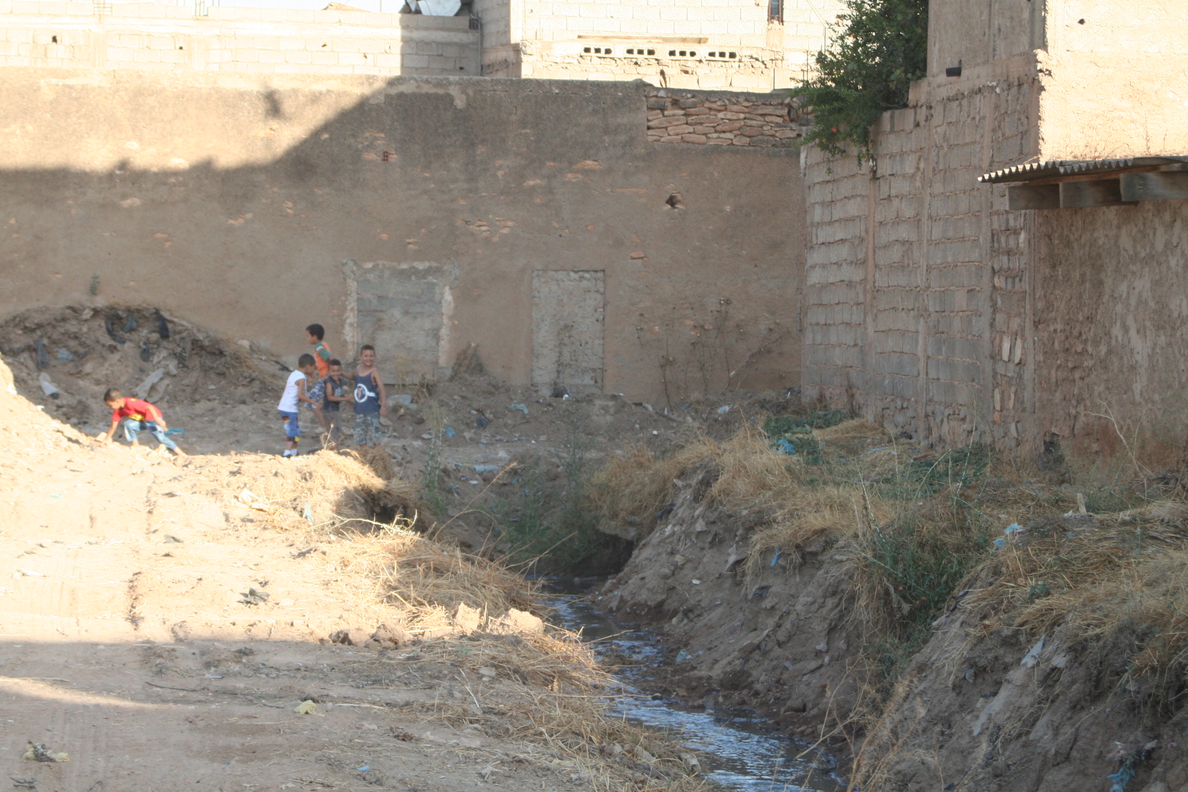 صور بدون تعليق لقنوات صرف المياه القذرة في مدينة سبدوُ