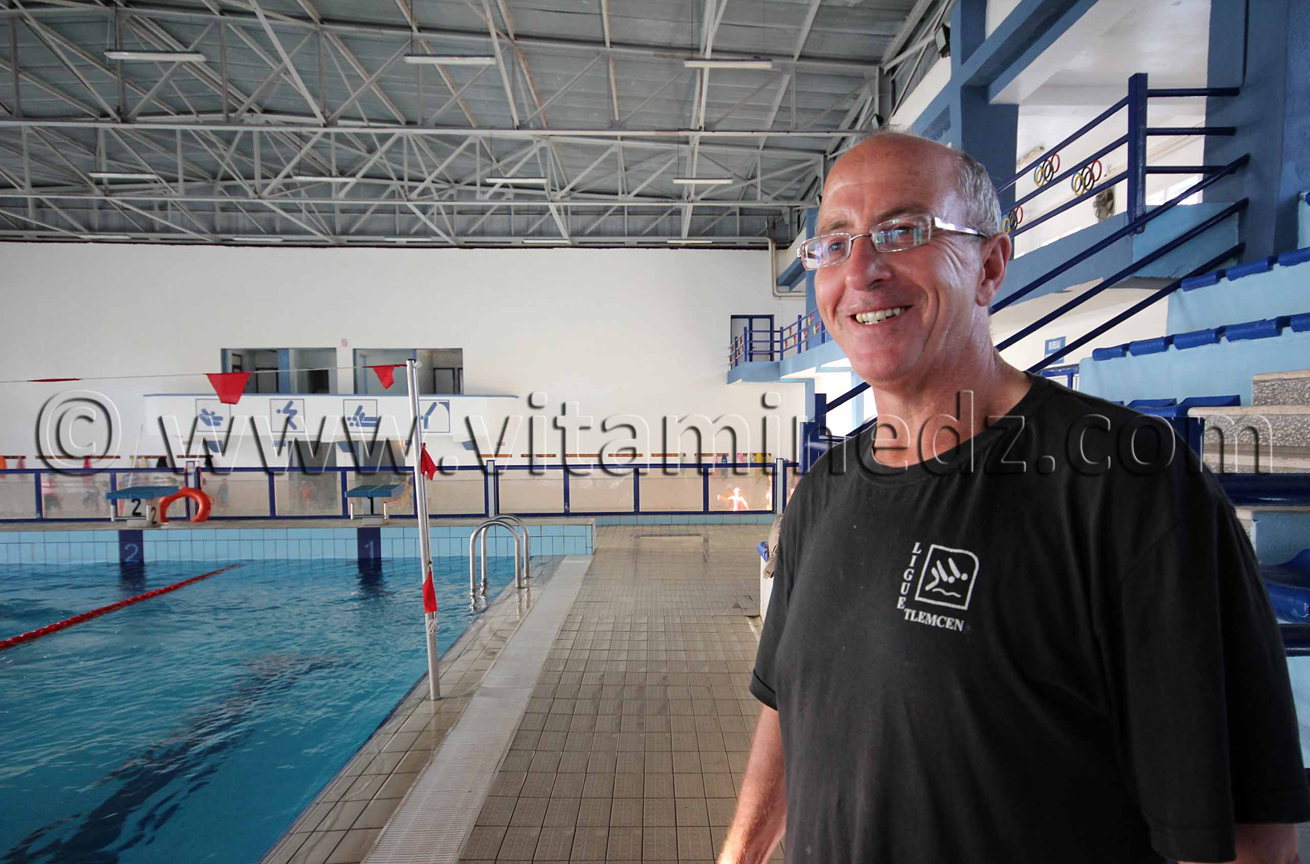 Tlemcen - Natation Mr Bendiouis Fethi entraineur Equipe de nageurs du WAT à la Piscine olympique de Tlemcen