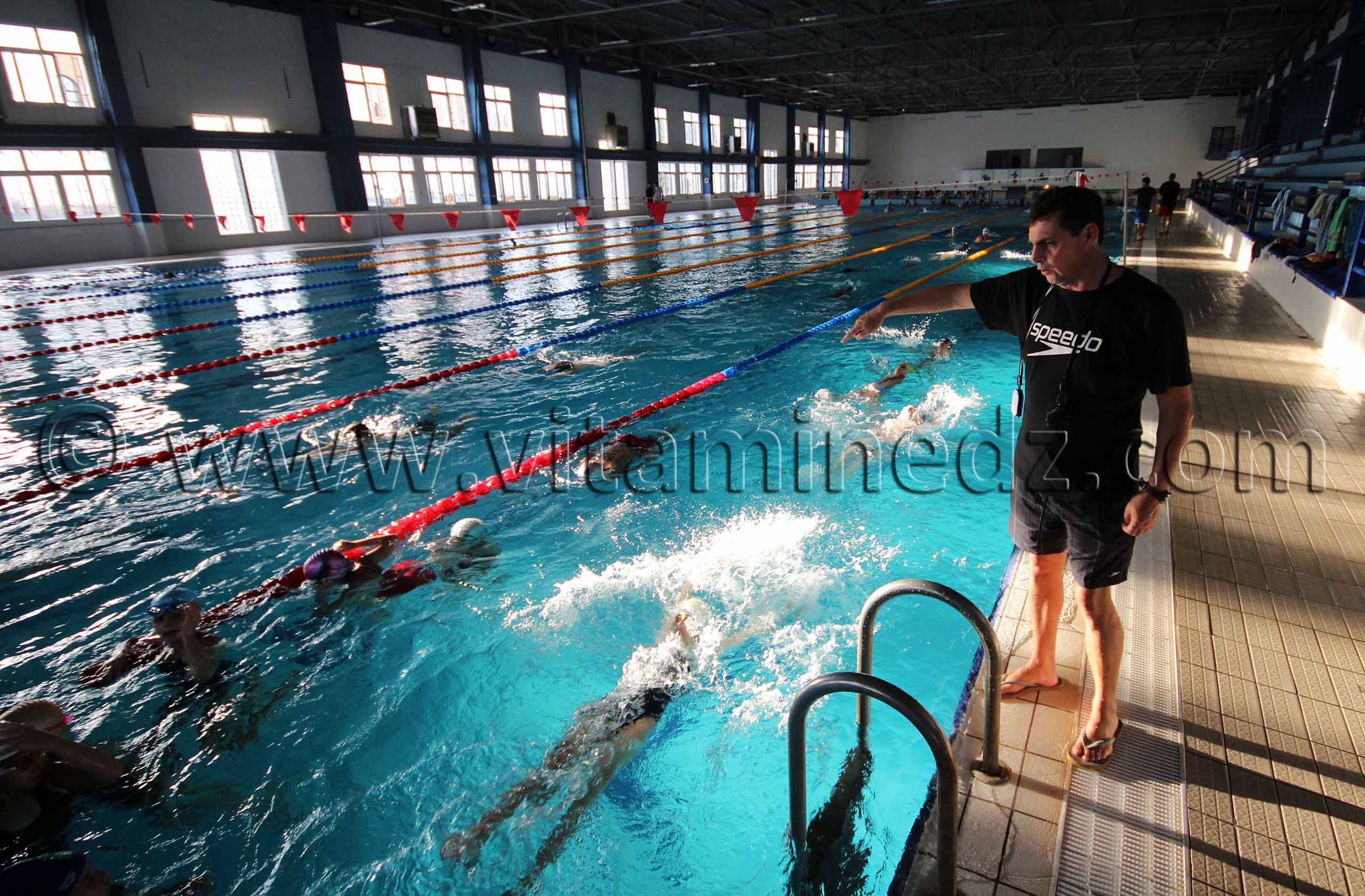 Tlemcen - Natation  Equipe de nageurs du WAT à la Piscine olympique de Tlemcen, Manager  Réda Yadi