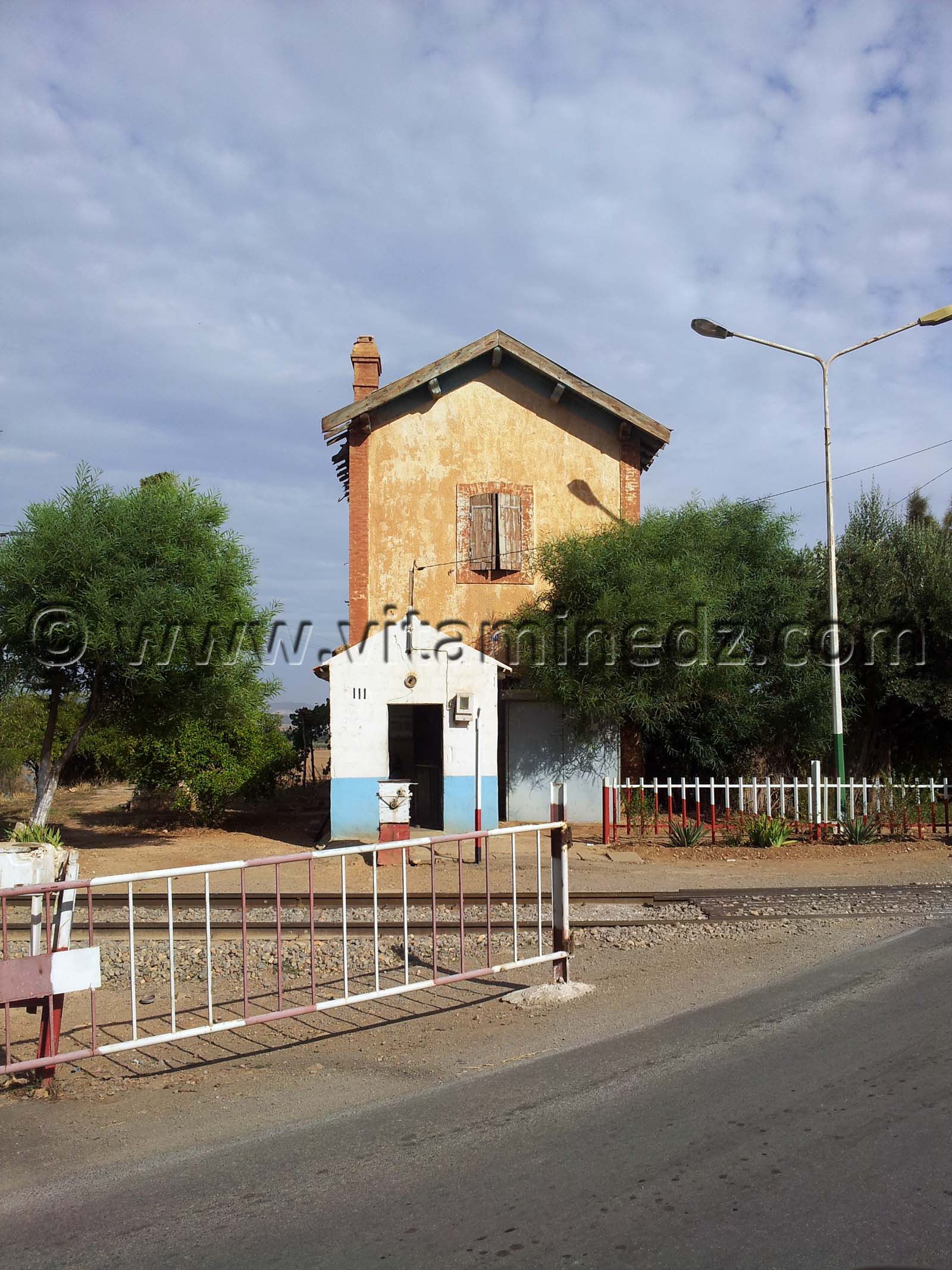 Tlemcen - Ain Fezza, passage train, ancienne route d'Alger