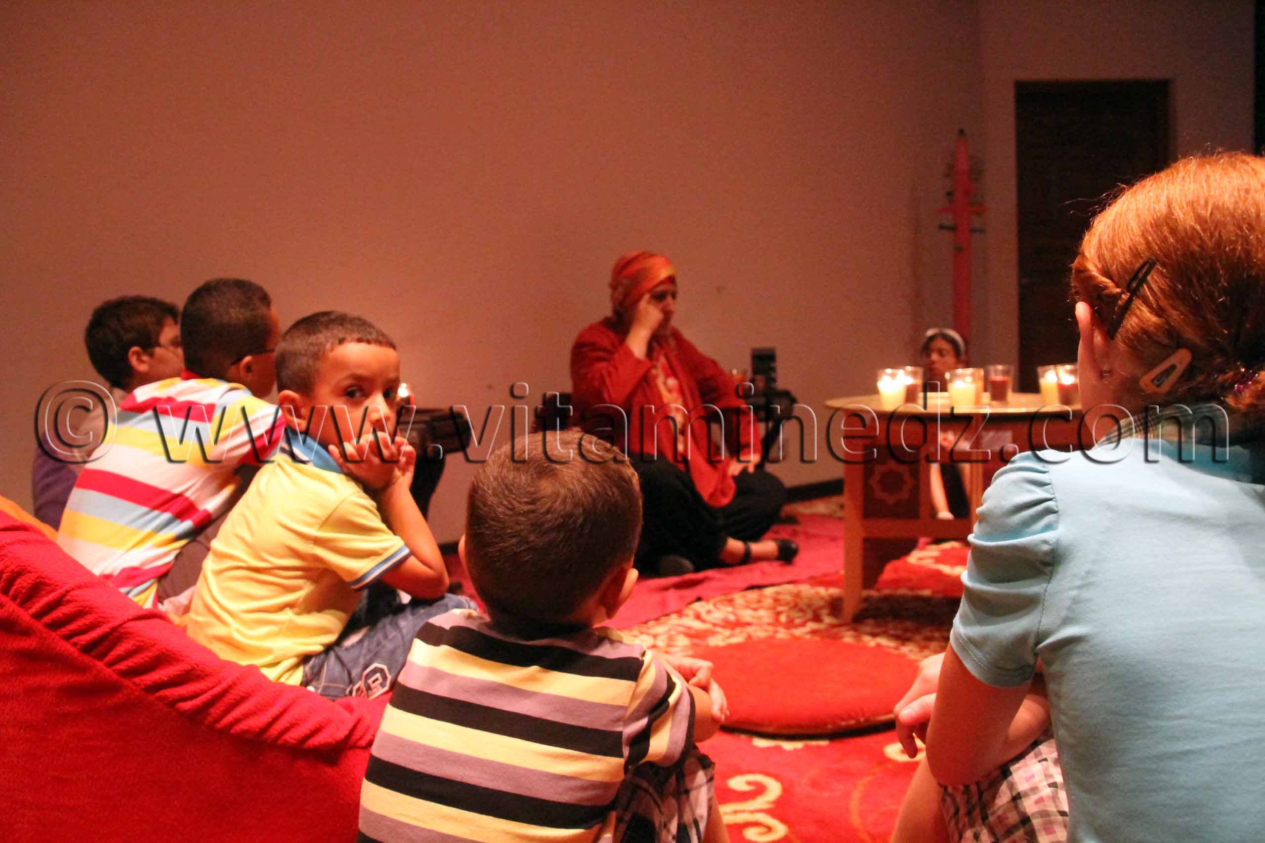Spectacle de la conteuse SIHEM KENNOUCHE de Canal Algérie et de la Chaine 3 à Tlemcen - Festival Lire en Fête (expos - Concours, Spectacles)