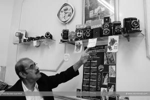 Dans sa boutique photo Adem Omar photographe professionnel à l\'ancienne ... (photo argentique)