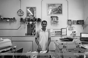 Le fils sur les traces du père Adem Omar photographe professionnel à l\'ancienne ... (photo argentique)