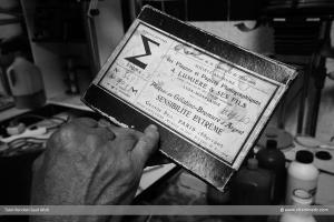 Anciens plaques et papier photographiques des Frères lumière au labo d\'Adem Omar photographe professionnel à l\'ancienne ... (photo argentique)