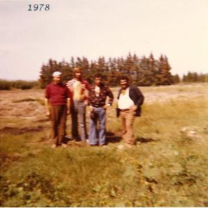 Ahmed, son frère, le maçon,   sur le terrain