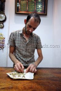 Fréd, dessin de motifs de Karakou Tlemcen - Centre d\'artisanat de Bab Zir