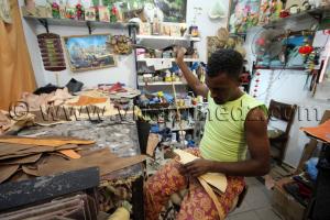 Babouches Tlemcen - Confectionneur au Centre d\'artisanat de Bab Zir