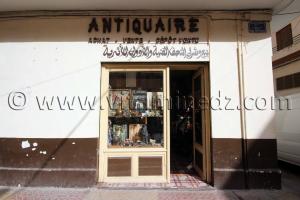 Le seul antiquaire \ officiel de Tlemcen\  Sise à Rue de la Paix, tableaux, livres anciens, statuettes ...