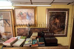 Le seul antiquaire \ officiel de Tlemcen\  Sise à Rue de la Paix, tableaux, livres anciens, statuettes ...