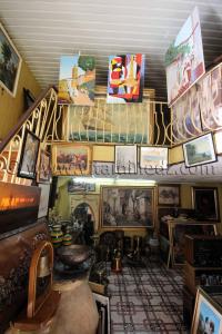 Tableaux chez un antiquaire de Tlemcen