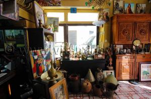 Le seul antiquaire \ officiel de Tlemcen\  Sise à Rue de la Paix, tableaux, livres anciens, statuettes ...