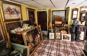 Le seul antiquaire \ officiel de Tlemcen\  Sise à Rue de la Paix, tableaux, livres anciens, statuettes ...