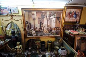 Tableaux chez un antiquaire de Tlemcen