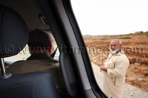 Sidi M\'barek ... Un habitant ayant reconnu Mr Kazi, l\'a interpellé pour lui rapeler certains souvenirs ...