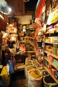 Tlemcen et son souk en couleur  Epices, parfums, maroquinneries ...