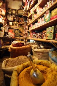 Tlemcen et son souk en couleur  les Epices sentent des parfums mélangés