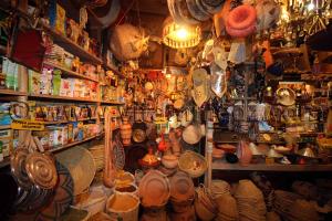 Tlemcen et son souk en couleur  Epices, parfums, maroquinneries ...