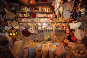 Tlemcen et son souk en couleur  Epices, parfums, maroquinneries ...