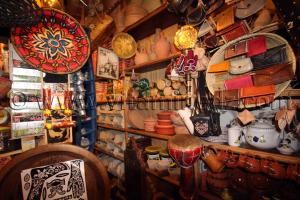 Tlemcen et son souk en couleur  Epices, parfums, maroquinneries ...