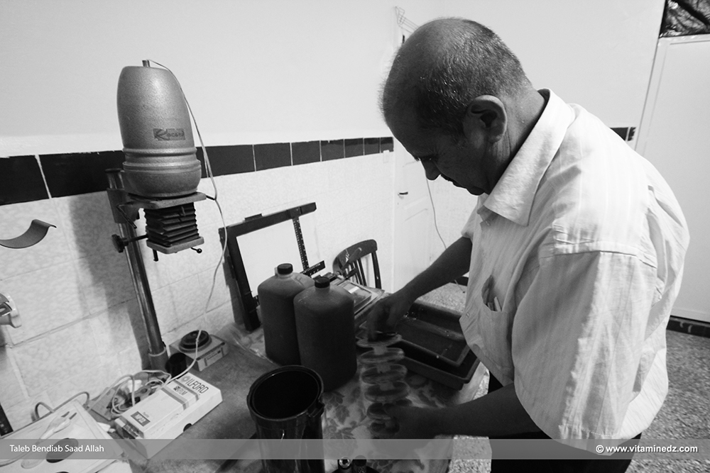 Labo photo d'Adem Omar photographe professionnel à l'ancienne ... (photo argentique)