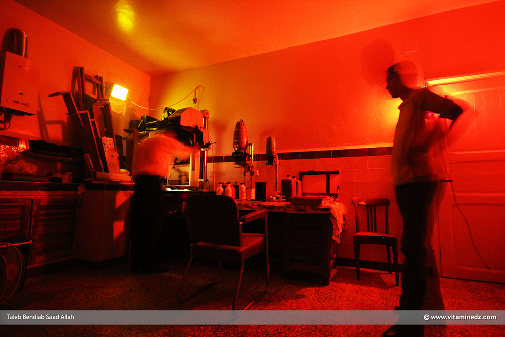 Ambiance Chambre noire ... Adem Omar photographe professionnel à l'ancienne ... (photo argentique)