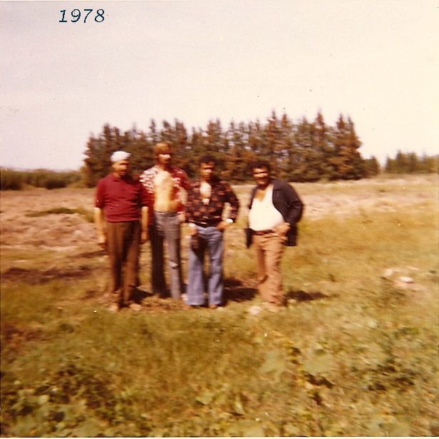 Ahmed, son frère, le maçon,   sur le terrain
