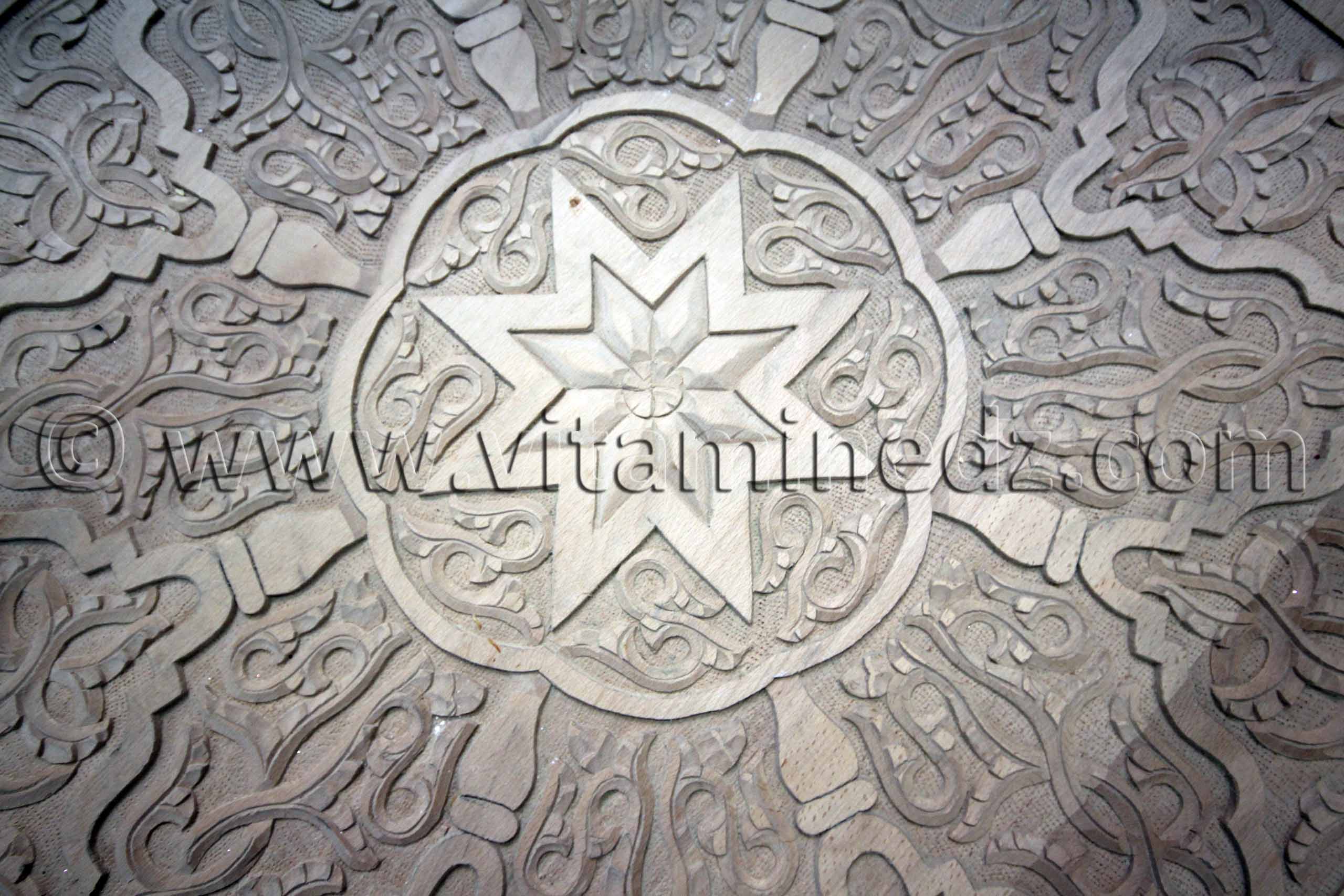 Tlemcen - Table en bois sculptée - Centre d'artisanat de Bab Zir