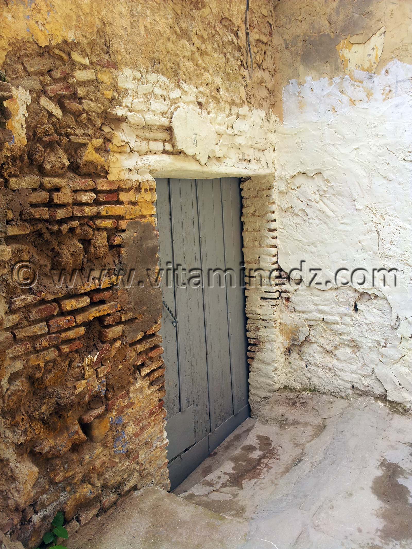 Tlemcen - Porte ancienne maison - Rue Ibn Khamis et ses derbs (Riat Benfares)