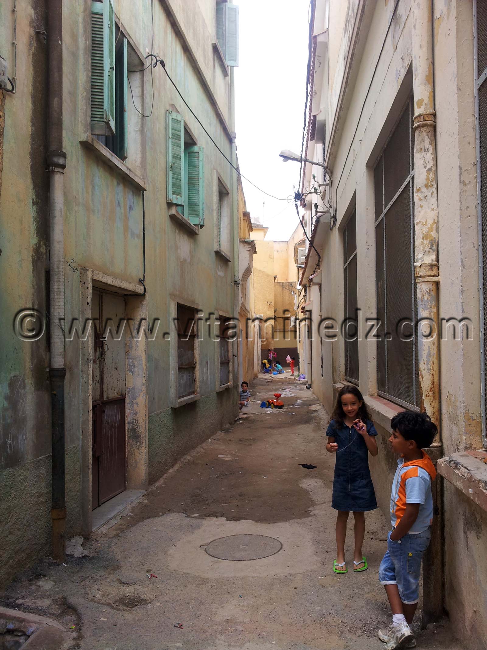 Tlemcen - Rue Ibn Khamis et ses derbs (Riat Benfares)