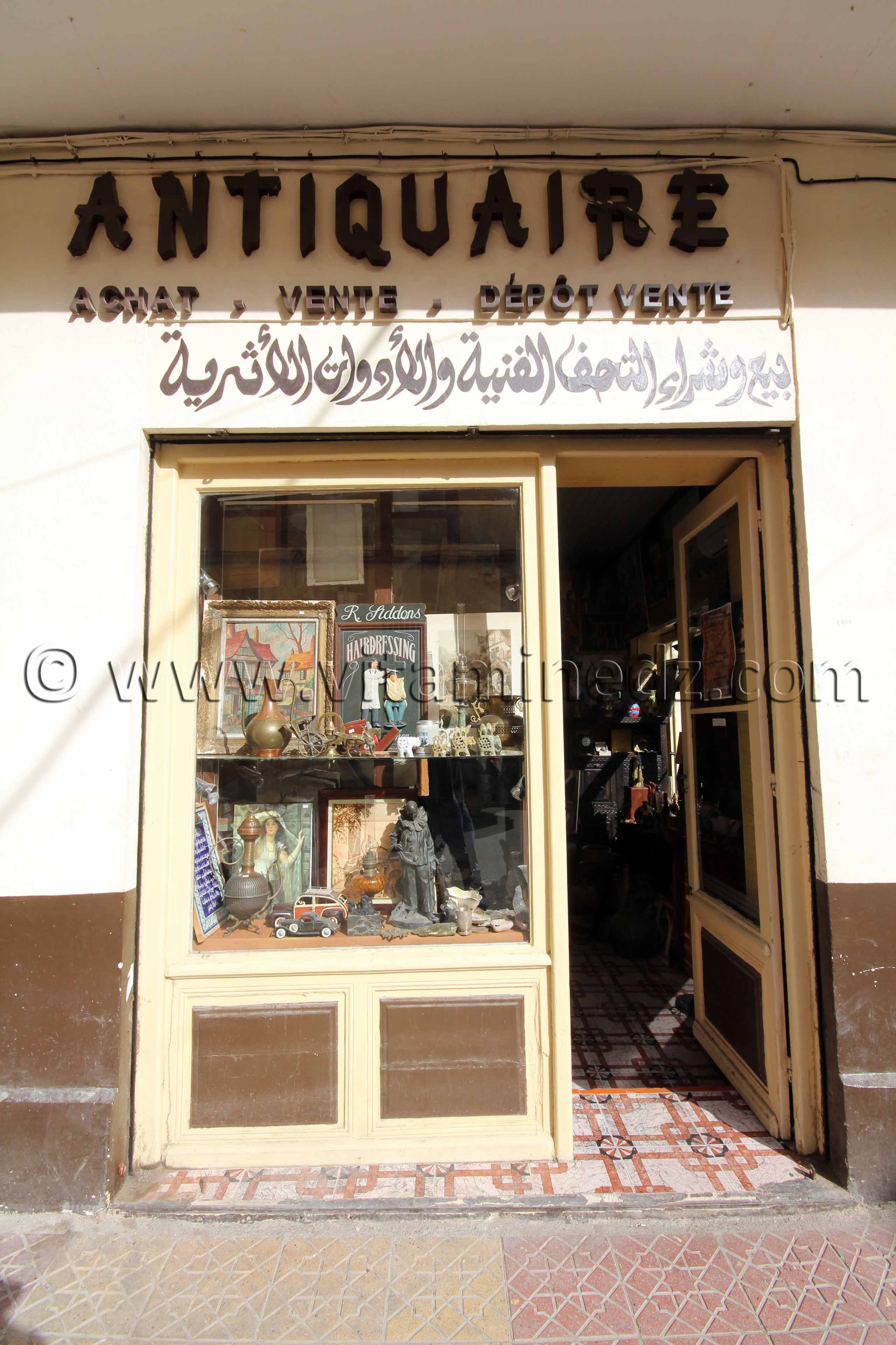 Antiquaire-brocanteur de Tlemcen Sise à Rue de la Paix, tableaux, livres anciens, statuettes ...