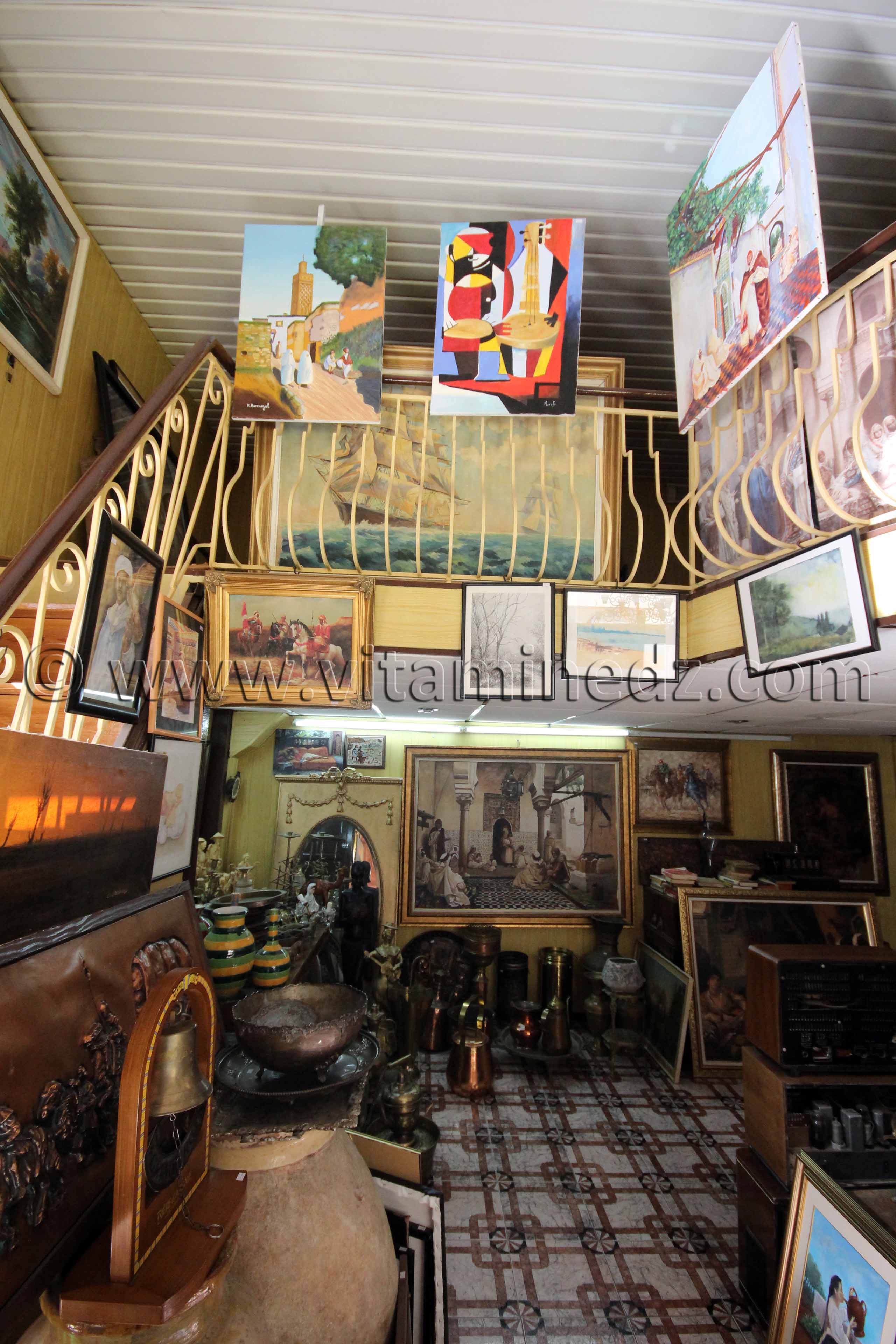 Tableaux chez un antiquaire de Tlemcen