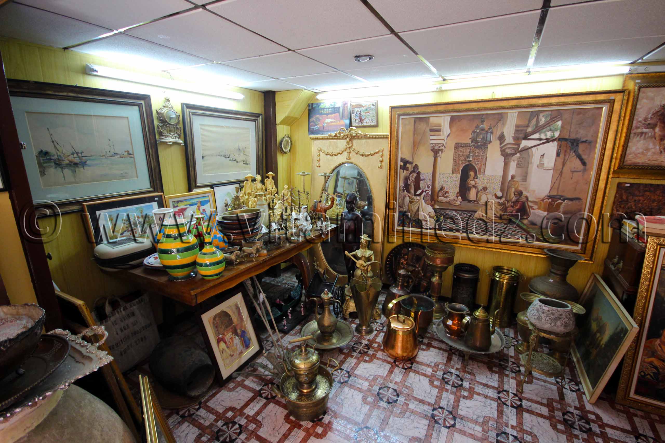 Antiquaire-brocanteur de Tlemcen Sise à Rue de la Paix, tableaux, livres anciens, statuettes ...