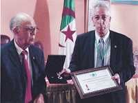 Algérie - Fédération internationale des donneurs de sang:  Croix et diplôme de Mérite pour le professeur Kamel Kezzal