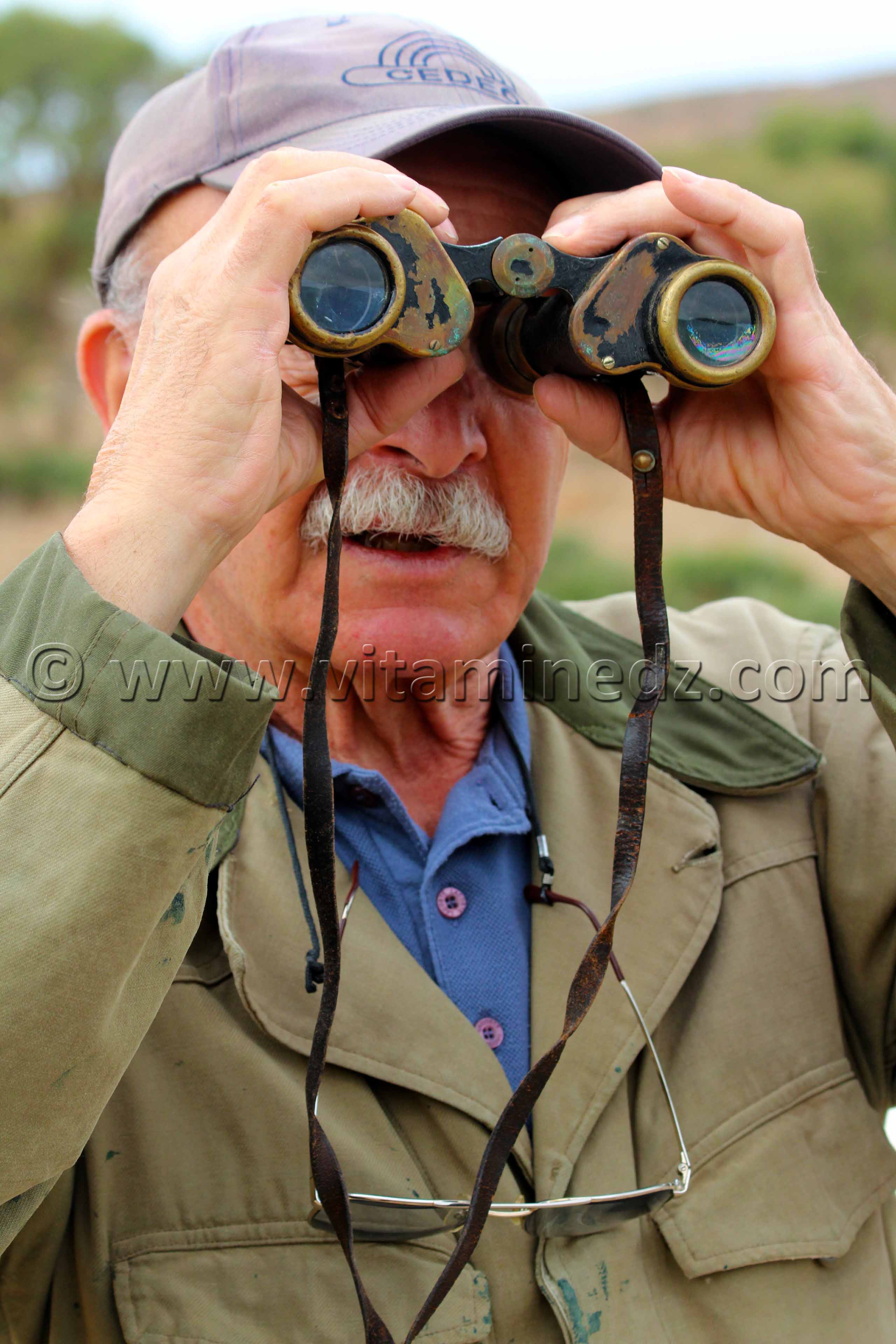Monsieur Kazi Tani Omar, Jumelles et baton ne lui manquent jamais lors de ses randonnées, il connait la nature de Tlemcen comme sa poche.