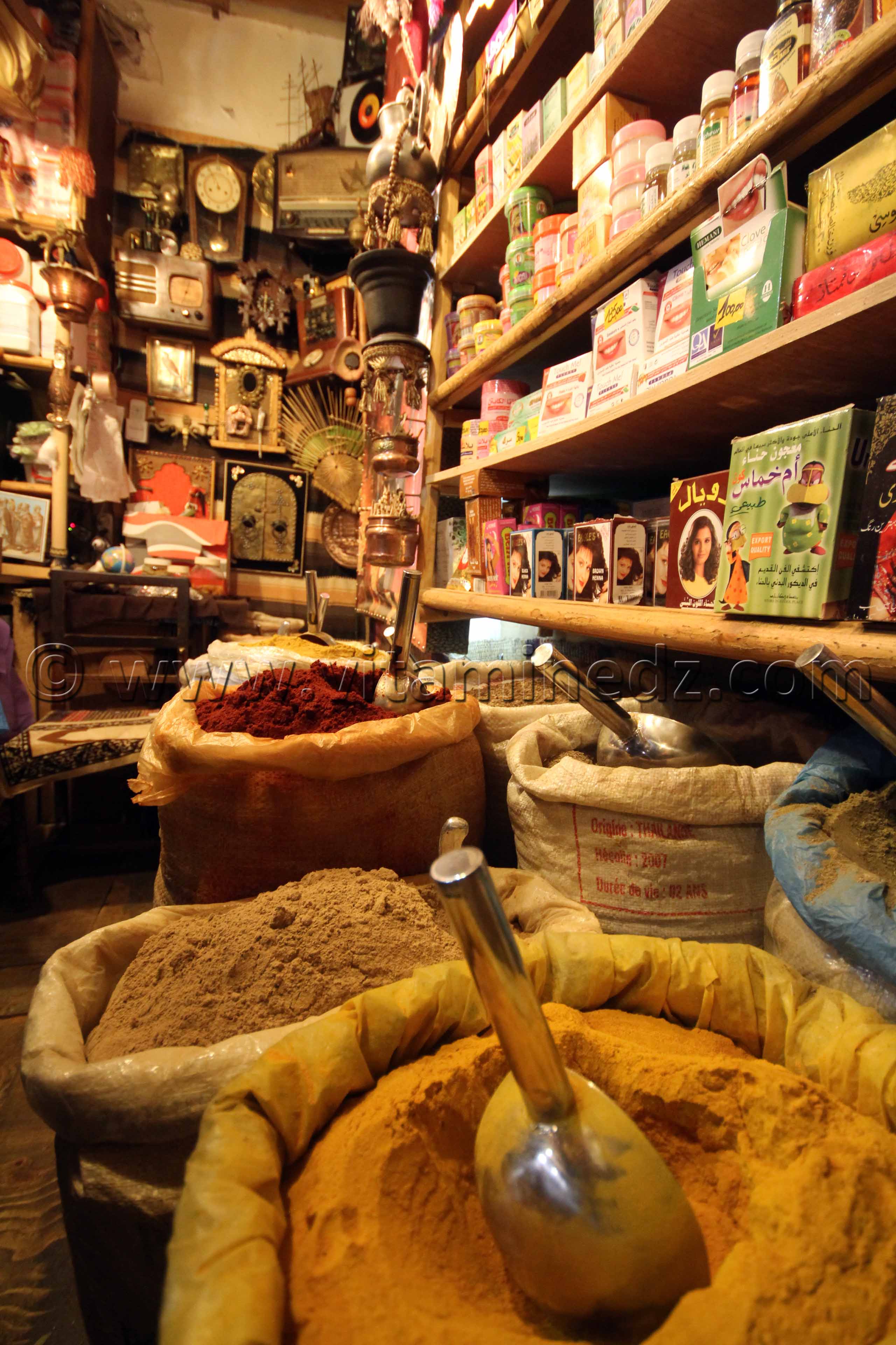 Tlemcen et son souk en couleur  les Epices sentent des parfums mélangés
