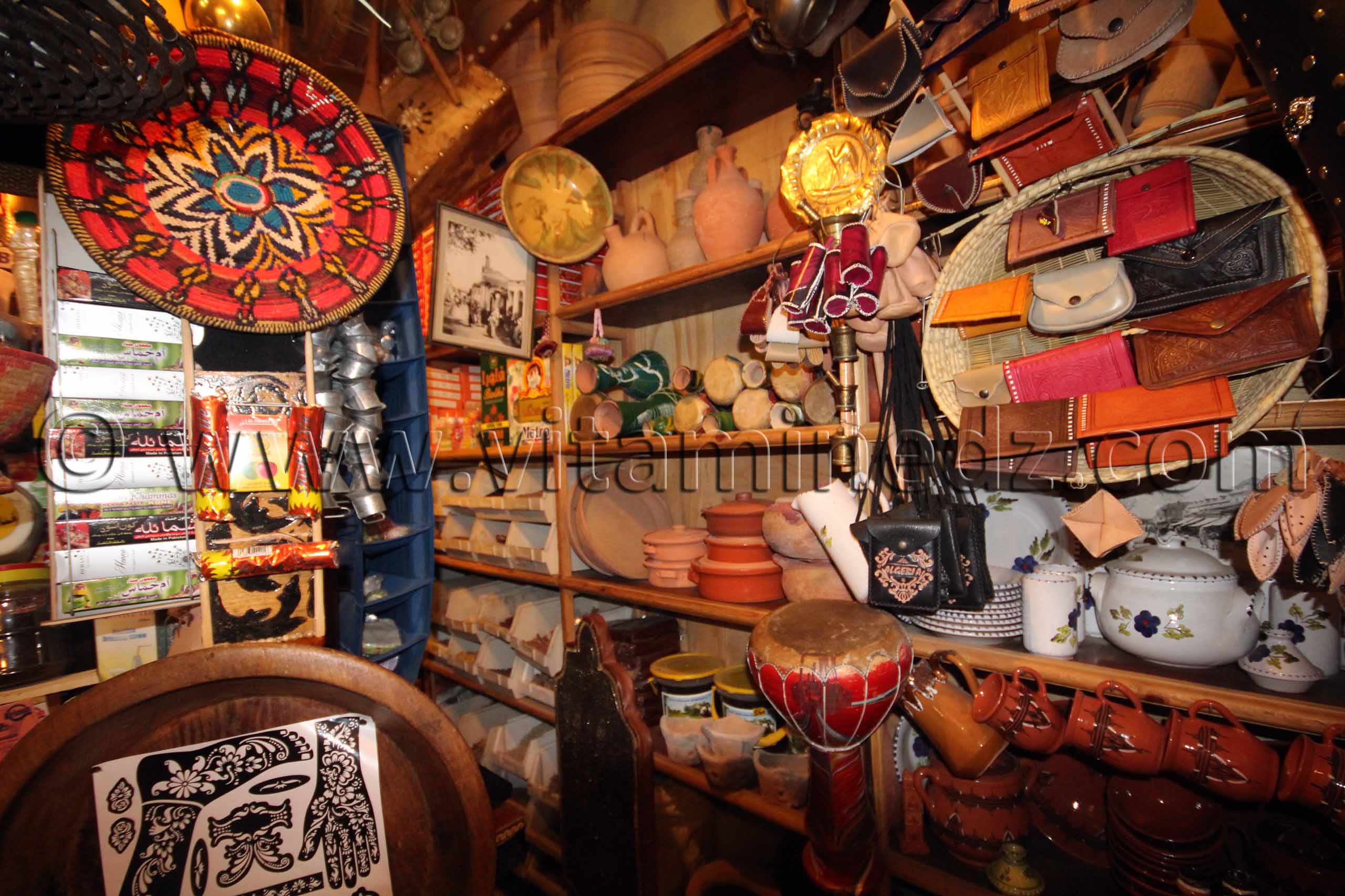 Tlemcen et son souk en couleur  Epices, parfums, maroquinneries ...