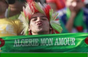 Drapeaux, écharpes, tee-shirt, peluches, CD…: La fièvre du match monte  Algérie - Burkina-Faso