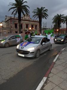 à coté de la mairie de boufarik les jeunes supporteurs défillent
