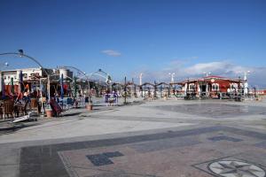 Constantine, nouvelle esplanade jouxtant la place du 1er Novembre.