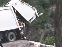 Taskriout ( Béjaïa) - Les bennes à ordures communales y déversent leurs chargements: Crimes contre la nature dans les Gorges de Kherrata