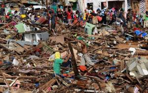 Planète - Philippines: après le typhon, nettoyer pour surmonter le traumatisme