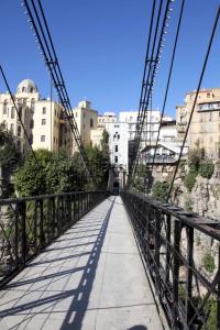 Constantine, Passerelle Mellah Slimane supplombée par la Medersa