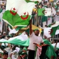 Algérie - Burkina Faso: ALORS QUE LES BILLETS ONT ÉTÉ CÉDÉS HIER ENTRE 3.000 ET 5.000 DINARS AU MARCHÉ NOIR Un mort et 60 blessés lors de la vente des tickets   Un mort et 60 blessés, tel est le bilan de la bousculade lors de l’opération de vente des billets pour le match retour Algérie-Burkina Faso qui aura lieu mardi prochain au stade Mustapha-Tchaker, à Blida.  En effet, cette vente a engendré hier, un grand heurt devant les guichets où des milliers de supporters avaient envahi, très tôt le matin, le stade pour l'acquisition du fameux ticket. De cette bousculade, un jeune homme, piétiné par la foule est décédé alors qu’une cinquantaine de personnes ont été blessées dont quatre policiers. Ces derniers ont été agressés par des jeunes supporters. Au vu de la gravité de leurs blessures, ils ont été évacués en urgence à l'hôpital. Il faut dire que les choses se sont ensuite corsées puisque les fans de l'équipe algérienne se sont bagarrés entre eux à couteaux tirés. D'autres, profitant de cette cohue, ont agressé les passants en vue de leur soutirer de l'argent.  Les sirènes des ambulances n'ont pas cessé de retentir depuis le matin pour transporter les blessés aux différents hôpitaux de Blida. On parle de plus de 10 000 personnes qui sont venues des différentes wilayas du pays pour l'achat des billets. Ceux qui ont pu atteindre les guichets et acquérir le sésame qui leur permettra d'assister au match ont quitté Blida dans la joie et la liesse, exhibant, à qui peut les voir, leurs tickets à partir des vitres de leurs voitures. Les autres ont été contraints, à leurs corps défendants, de se rabattre sur l'achat au noir des billets, qui ont été cédés entre 3 000 et 5 000 dinars.  Certains doigts accusateurs se sont pointés sur les responsables du stade que l'on accuse d'être derrière ce «désordre» ayant causé des blessures à plusieurs personnes. N'était l'intervention musclée des services de l'ordre qui ont employé les grands moyens pour mettre le holà dont l’utilisation des bombes lacrymogènes, la situation aurait été encore plus dramatique, surtout que des jeunes avaient pénétré à l’intérieur des guichets et s’emparer de tickets. Un des supporters a été arrêté avec 100 tickets sur lui. L’on avance aussi que 300 tickets ont disparu des guichets. A noter qu'en raison du nombre impressionnant de voitures qui ont afflué à Blida, la commune d'Ouled Yaïche et ses environs étaient impénétrables hier avec d'interminables embouteillages. M. Belarbi