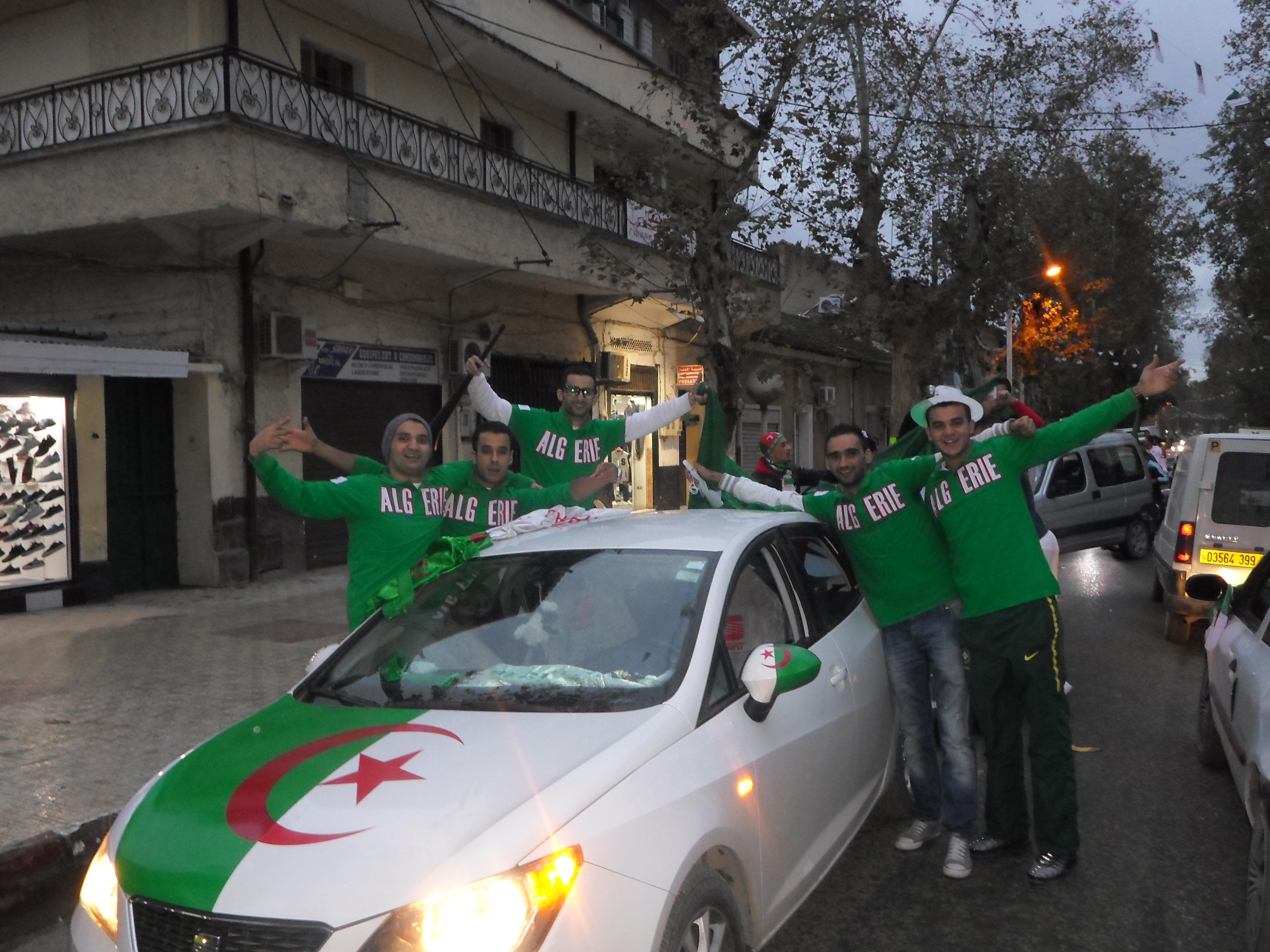 supporteurs de l'équipe nationale à bfk à j-1h30